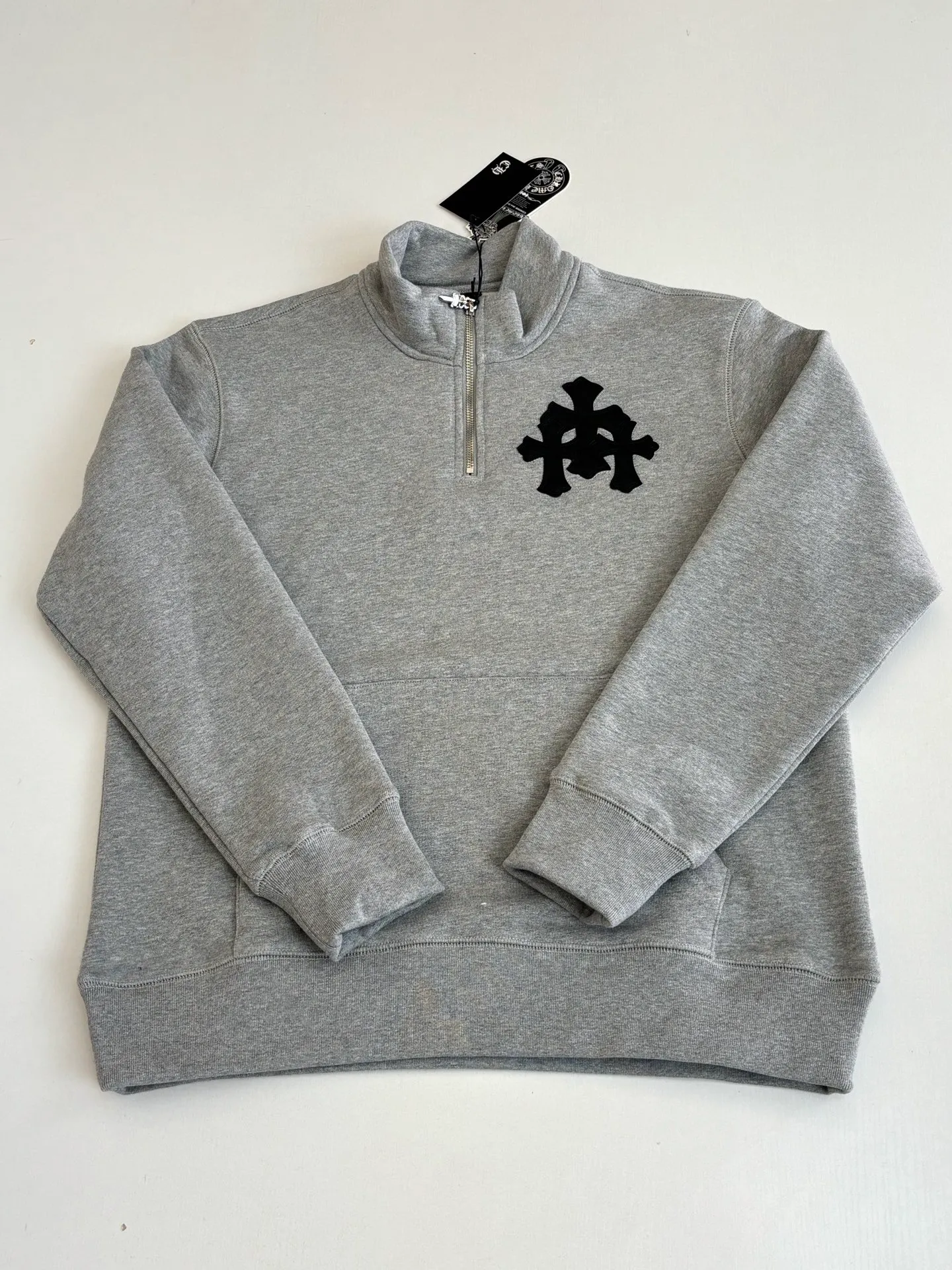 P406 Chrome Heart*/Chrome Heart FW25 leather cross half-zip sweatshirt Made of high-weight pure cotton terry fabric, pre-shrunk to ensure wearing stability, three-dimensional leather cross label, half-zip collar with dagger-shaped zipper puller, combined with curved hem tailoring and kangaroo pocket Size: S/M/L/XL